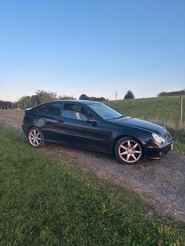 Gebraucht Mercedes C220 130 PS (95 kW) 2007 Schwarz Coupé