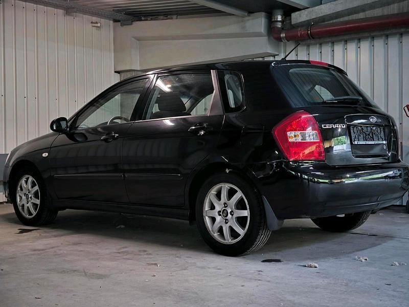 Gebraucht Kia Cerato 140 PS (102 kW) 2004 Schwarz Kleinwagen
