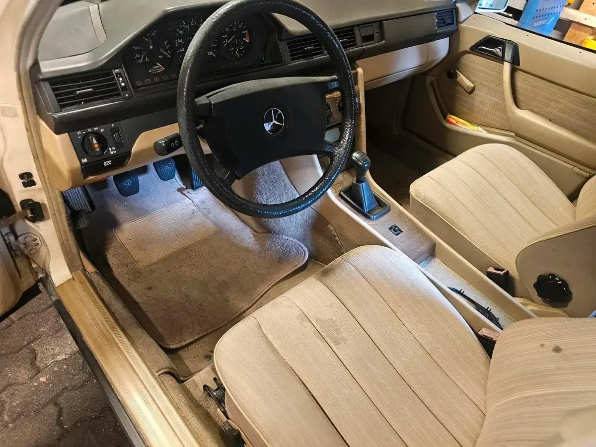 Gebraucht Mercedes 230 132 PS (97 kW) 1988 Beige Limousine