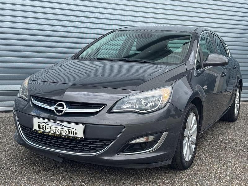 Grau Gebraucht 2013 Opel Astra Innovation Limousine | 2.790 € (Fairer Preis) - Bild 1/4