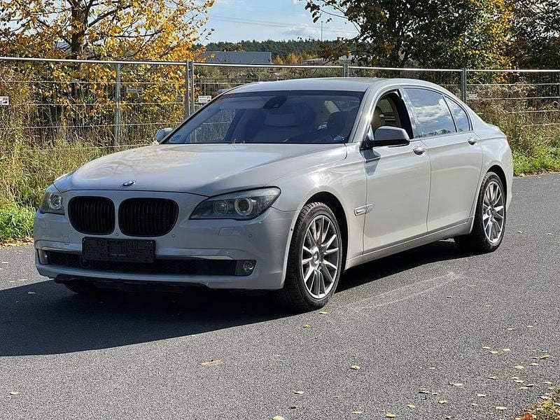 Grau Gebraucht 2009 BMW 750L Limousine | 11.900 € (Guter Preis) - Bild 1/4