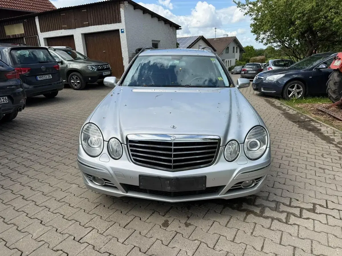 Usado Mercedes E220 Avantgarde 170 CV (125 kW) 2007 Plateado Familiar