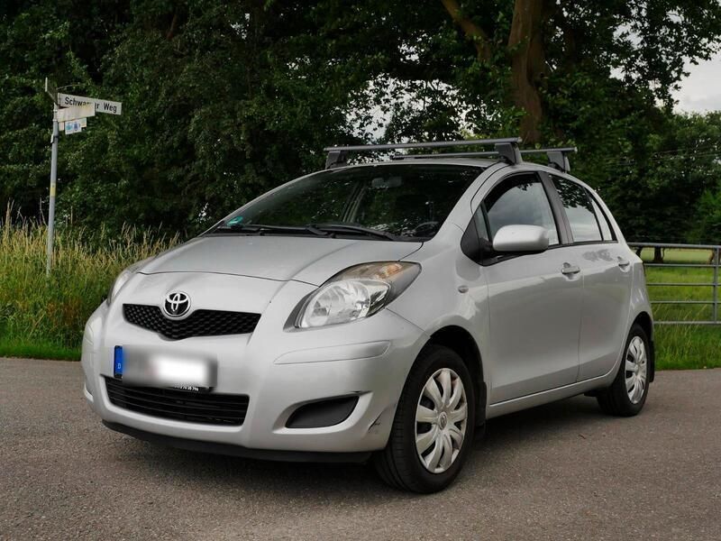 Silber Gebraucht 2011 Toyota Yaris Kleinwagen | 3.750 € (Fairer Preis) - Bild 1/4