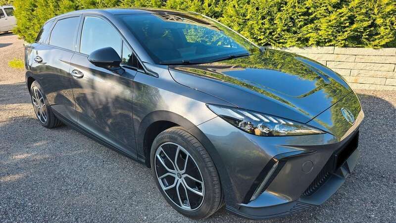 Grau Gebraucht 2024 MG MG4 EV Luxury Kleinwagen | 24.890 € (Fairer Preis) - Bild 1/4