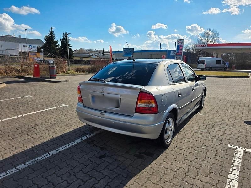 Gebraucht Opel Astra 101 PS (74 kW) 2001 Silber Limousine