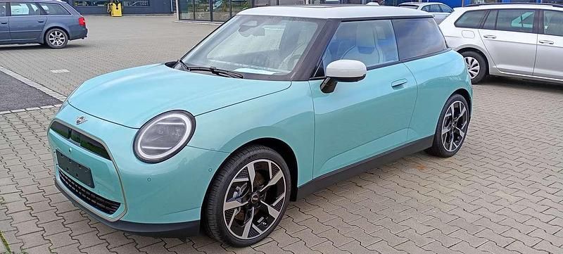 Ocean wave green Neu 2025 Mini Cooper Favoured Kleinwagen | 28.500 € (Superpreis) - Bild 1/4