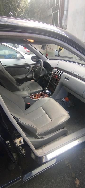 Gebraucht Mercedes E280 204 PS (150 kW) 2002 Blau Limousine