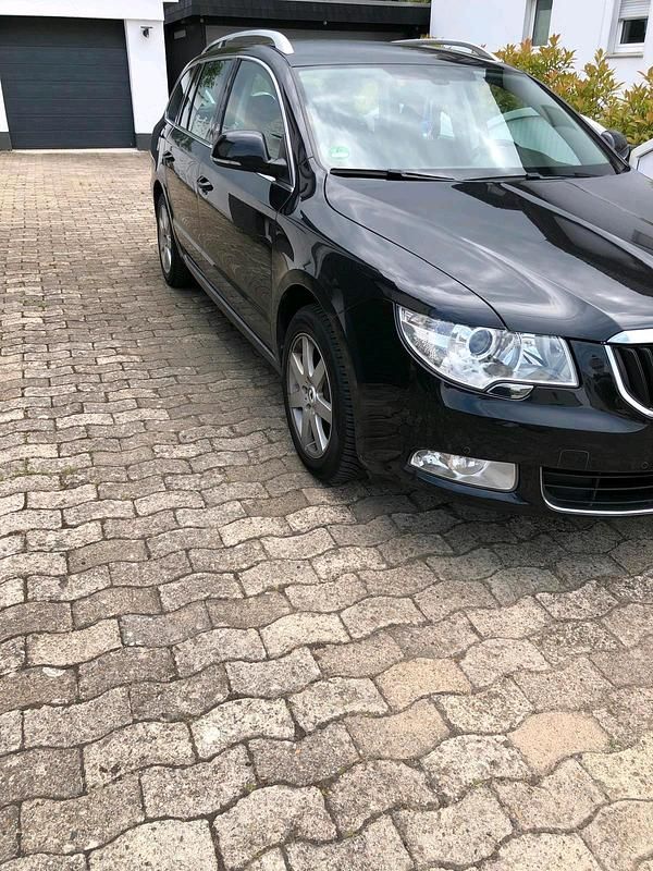 Gebraucht Skoda Superb 125 PS (91 kW) 2011 Schwarz Kombi
