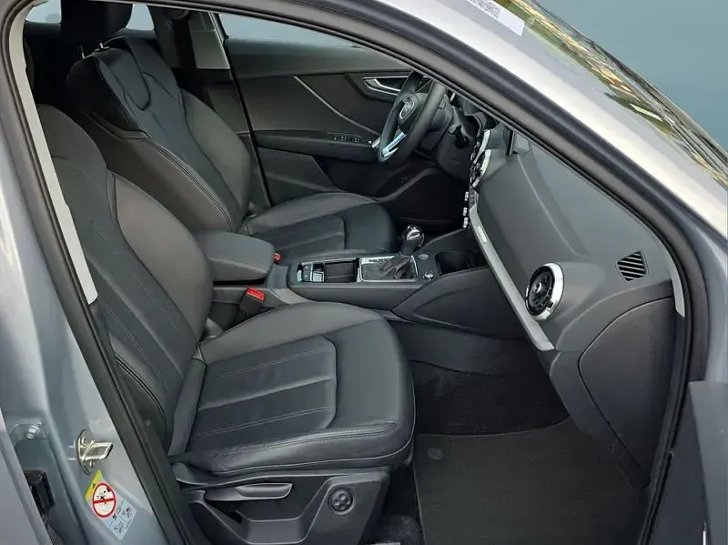 Używany Audi Q2 Advanced 190 KM (139 kW) 2025 Srebrny SUV