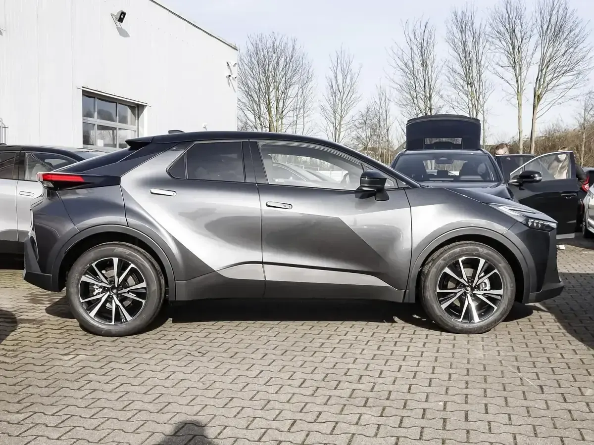 Neu Toyota C-HR 140 PS (102 kW) 2025 Grau SUV