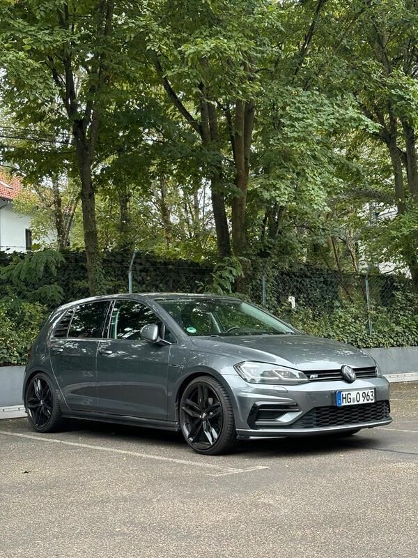Grau Gebraucht 2017 VW Golf VII R-line Limousine | 13.500 € - Bild 1/4