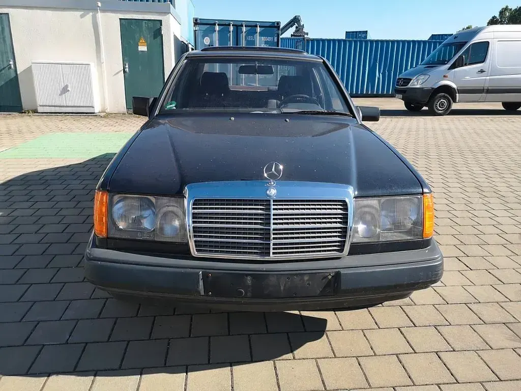 Gebraucht Mercedes E260 160 PS (117 kW) 1987 Blau Limousine