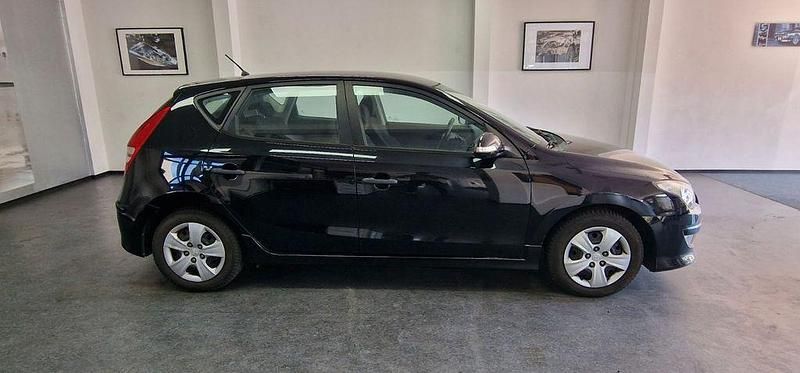 Schwarz Gebraucht 2011 Hyundai i30 Edition Limousine | 2.490 € (Guter Preis) - Bild 1/4