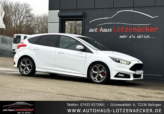 Weiß Gebraucht 2016 Ford Focus ST Limousine | 16.690 € (Fairer Preis) - Bild 1/4