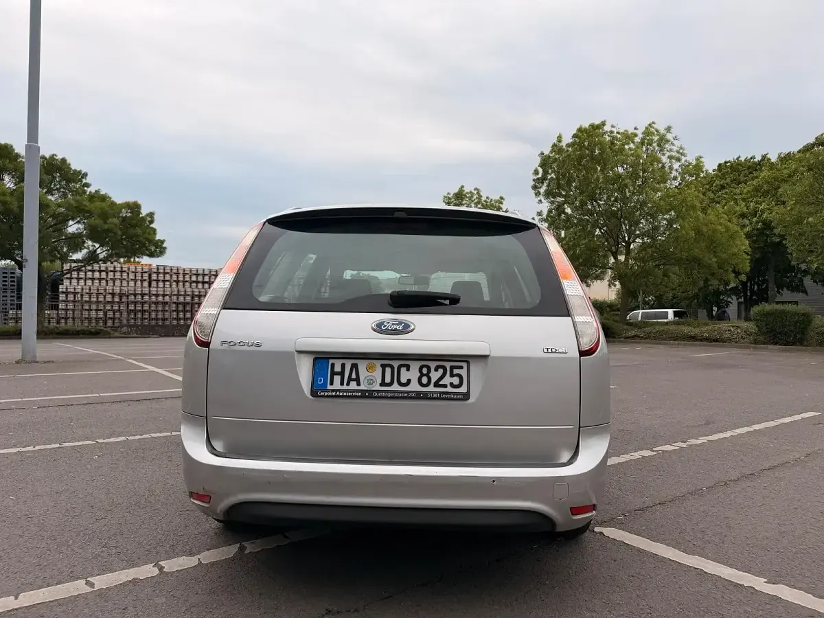Gebraucht Ford Focus 109 PS (80 kW) 2010 Silber Kombi