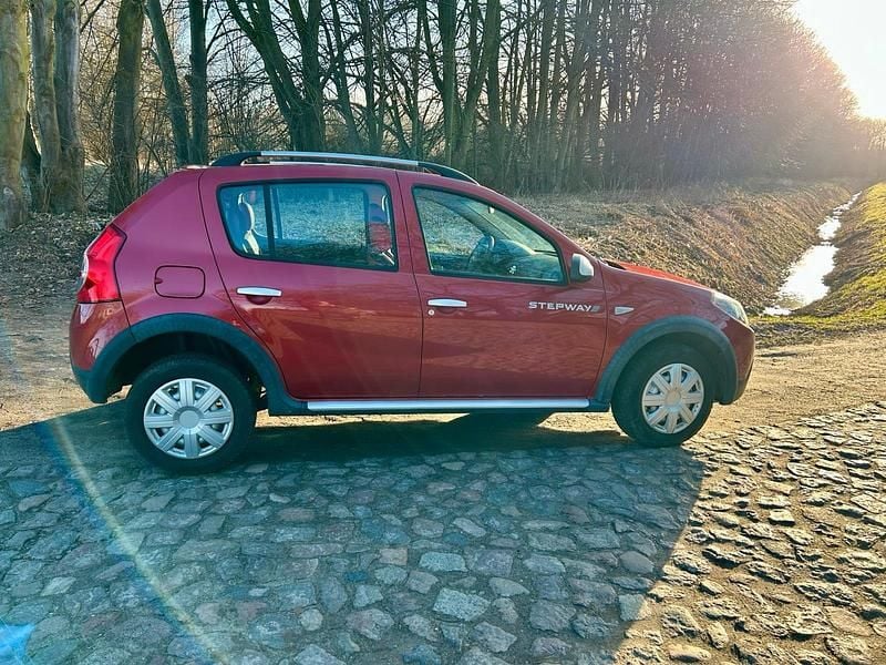 Gebraucht Dacia Sandero Stepway 105 PS (77 kW) 2012 Rot Kleinwagen