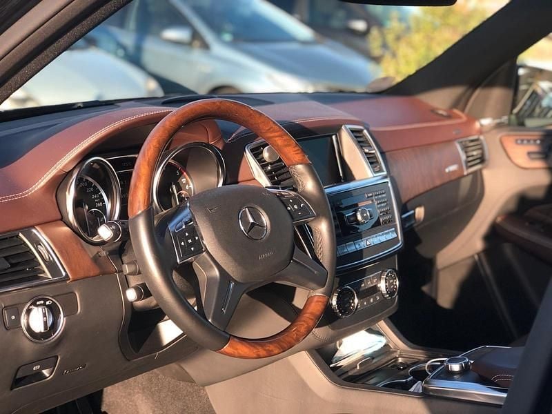 Schwarz Gebraucht 2012 Mercedes ML350 AMG line SUV | 28.400 € - Bild 1/4