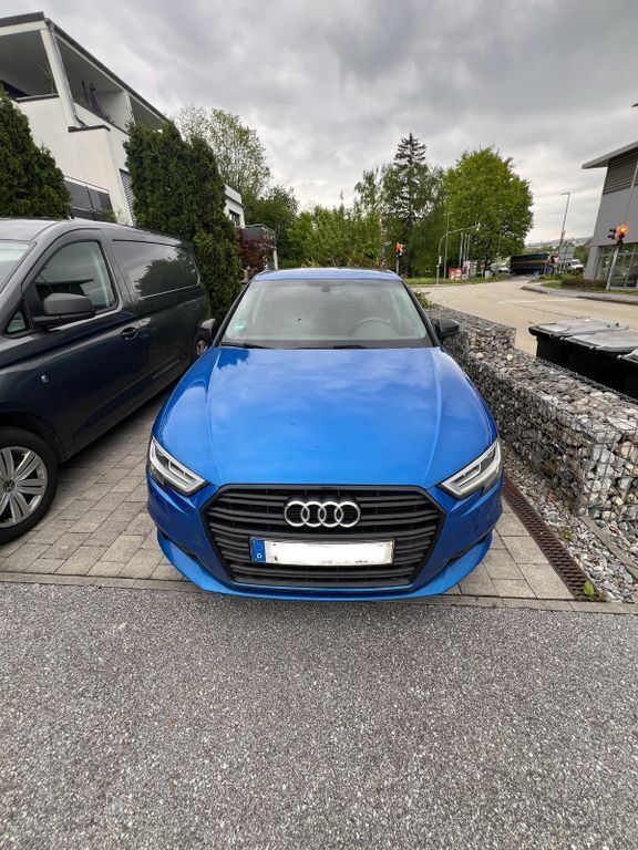 Blau Gebraucht 2018 Audi A3 Sportback Comfort Limousine | 12.500 € (Etwas zu teuer) - Bild 1/4