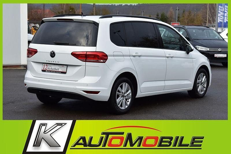 Gebraucht VW Touran 150 PS (110 kW) 2023 Weiß Van / Kleinbus