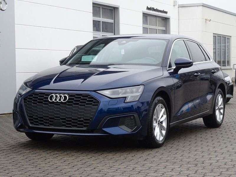 Navarrablau metallic (metallic) Gebraucht 2024 Audi A3 Sportback Basis Limousine | 31.900 € (Fairer Preis) - Bild 1/4