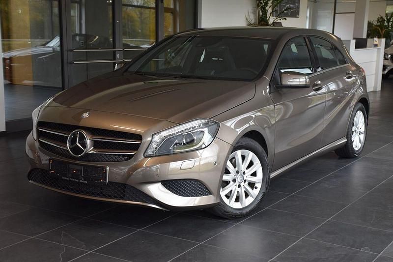 Grau Gebraucht 2013 Mercedes A180 Style Limousine | 14.790 € (Etwas zu teuer) - Bild 1/4
