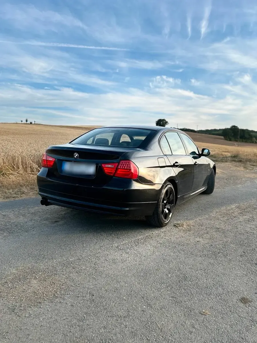 Gebraucht BMW 320 Sport Line 170 PS (125 kW) 2010 Schwarz Limousine