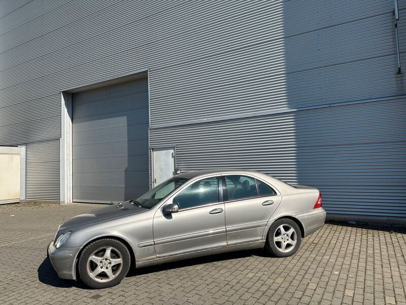 Grau Gebraucht 2002 Mercedes C180 Limousine | 1.150 € (Superpreis) - Bild 1/4