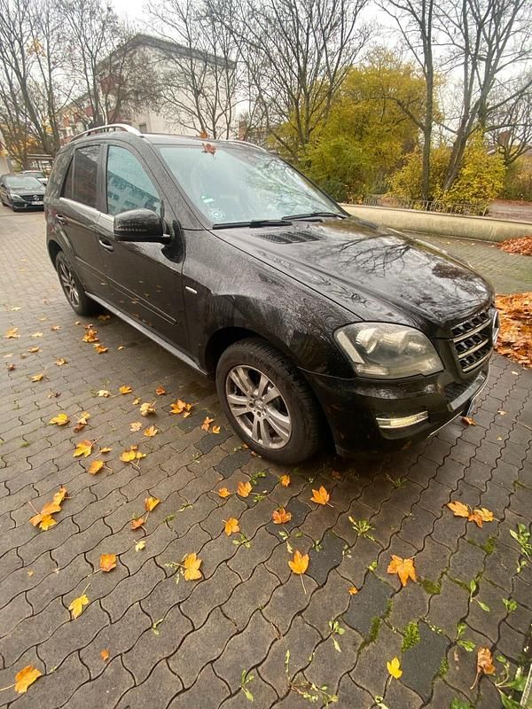 Schwarz Gebraucht 2010 Mercedes ML350 SUV | 9.350 € - Bild 1/4