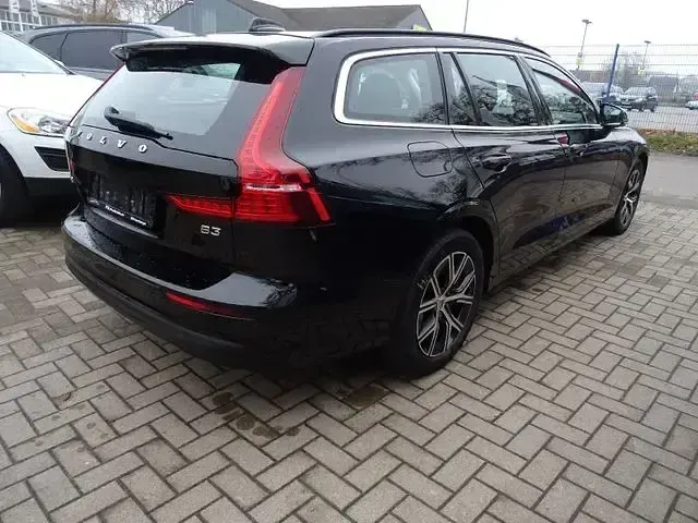 Używany Volvo V60 Core 163 KM (119 kW) 2022 Czarny Kombi