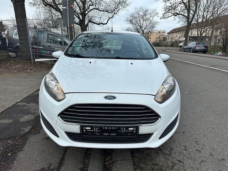 Weiß Gebraucht 2013 Ford Fiesta Trend Limousine | 1.650 € (Guter Preis) - Bild 1/4