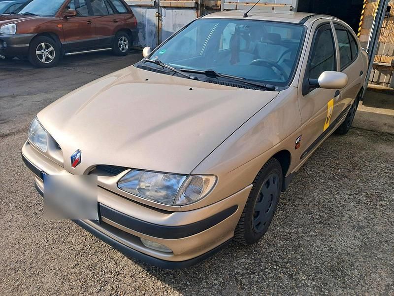 Gebraucht Renault Mégane 90 PS (66 kW) 1998 Gold Limousine