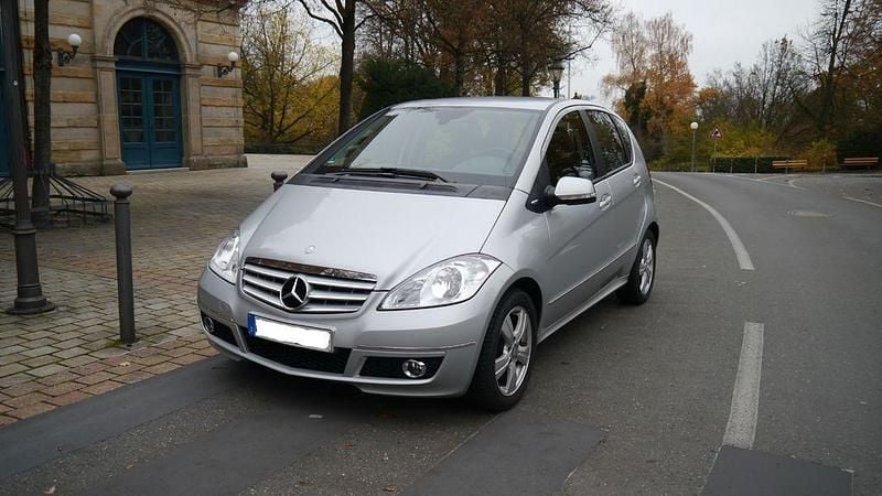 Silber Gebraucht 2012 Mercedes A160 Avantgarde Limousine | 8.390 € (Guter Preis) - Bild 1/4