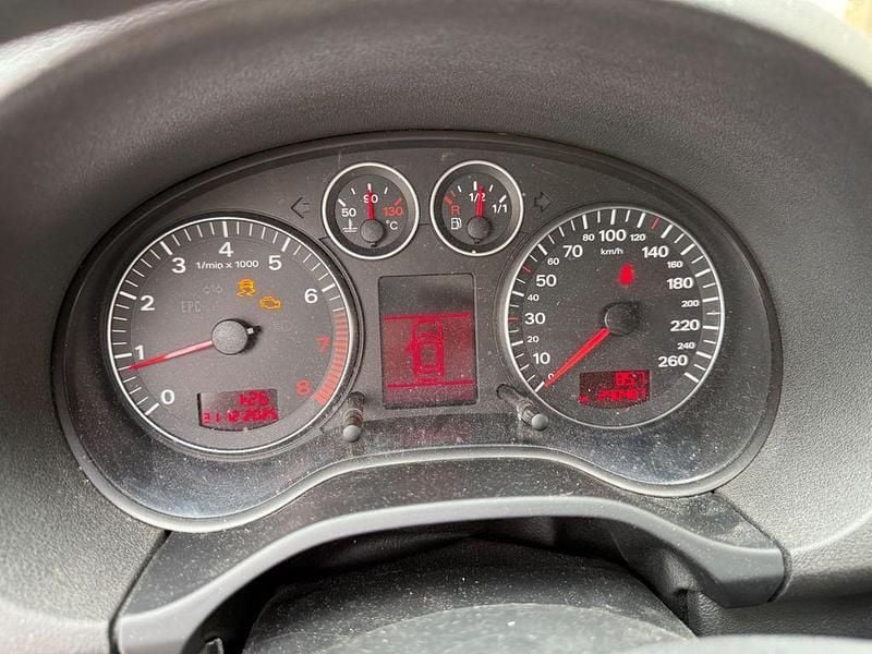 Grau Gebraucht 2004 Audi A3 Ambiente Limousine | 1.000 € (Guter Preis) - Bild 1/4