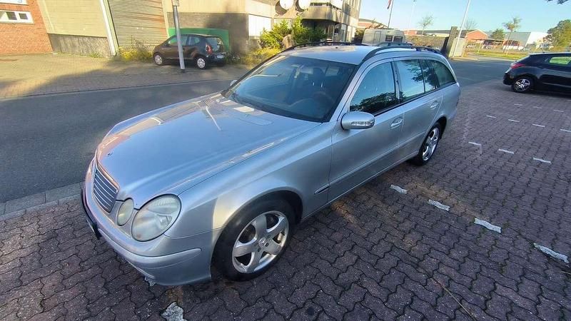 Silber Gebraucht 2004 Mercedes E220 Avantgarde Kombi | 2.200 € (Fairer Preis) - Bild 1/4
