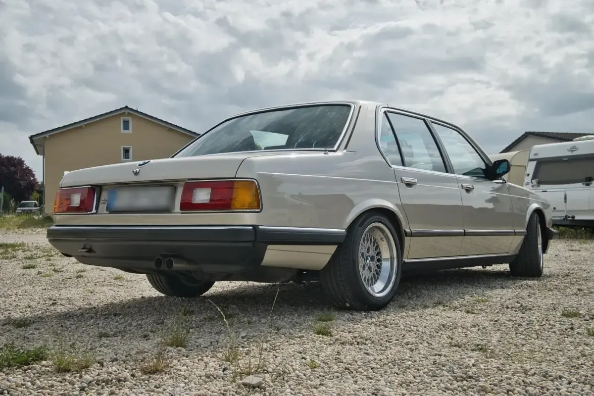 Gebraucht BMW 745 252 PS (185 kW) 1984 Gold Limousine