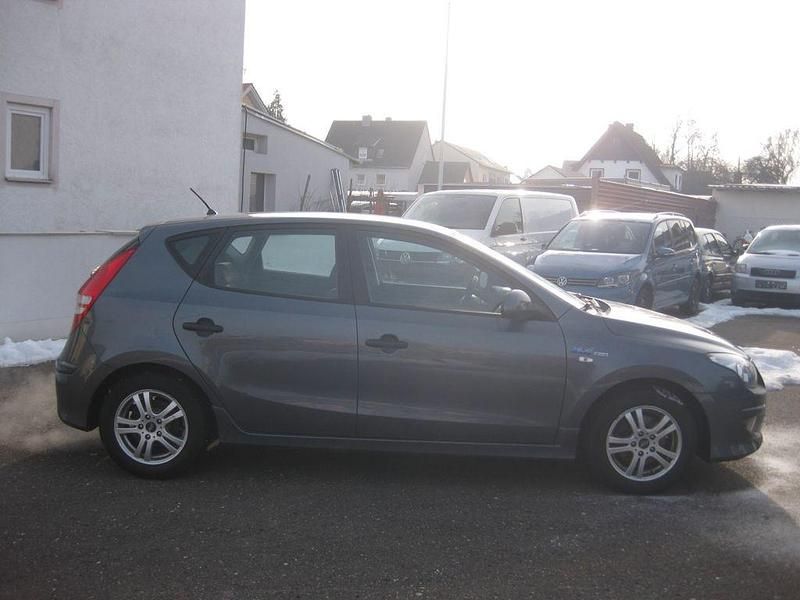 Gebraucht Hyundai i30 Comfort 109 PS (80 kW) 2010 Grau Limousine