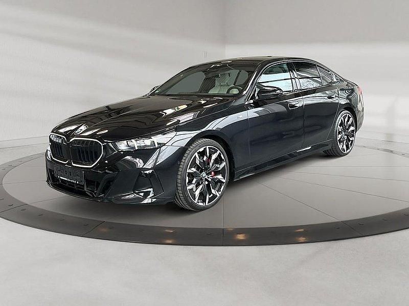Black sapphire metallic Gebraucht 2025 BMW 520 M Sport Limousine | 53.290 € (Fairer Preis) - Bild 1/4