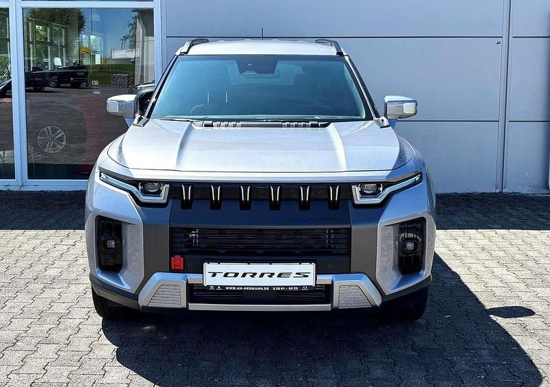 Neu KGM Torres Sapphire 163 PS (119 kW) 2025 Iron metal metallic SUV
