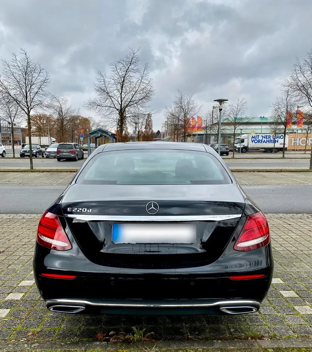 Gebraucht Mercedes E220 194 PS (142 kW) 2016 Schwarz Limousine
