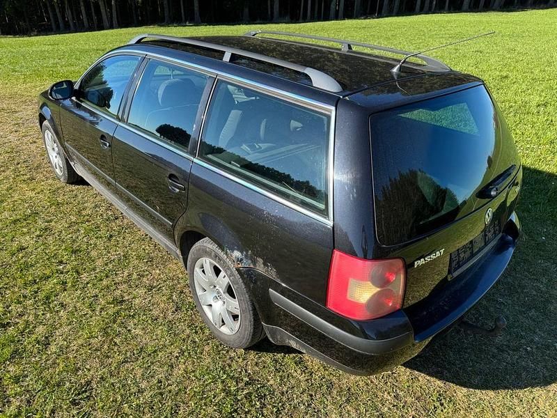 Second-hand VW Passat Basis 131 CP (96 kW) 2004 Negru Break