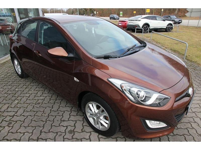 Gebraucht Hyundai i30 Edition 99 PS (72 kW) 2013 Braun Limousine