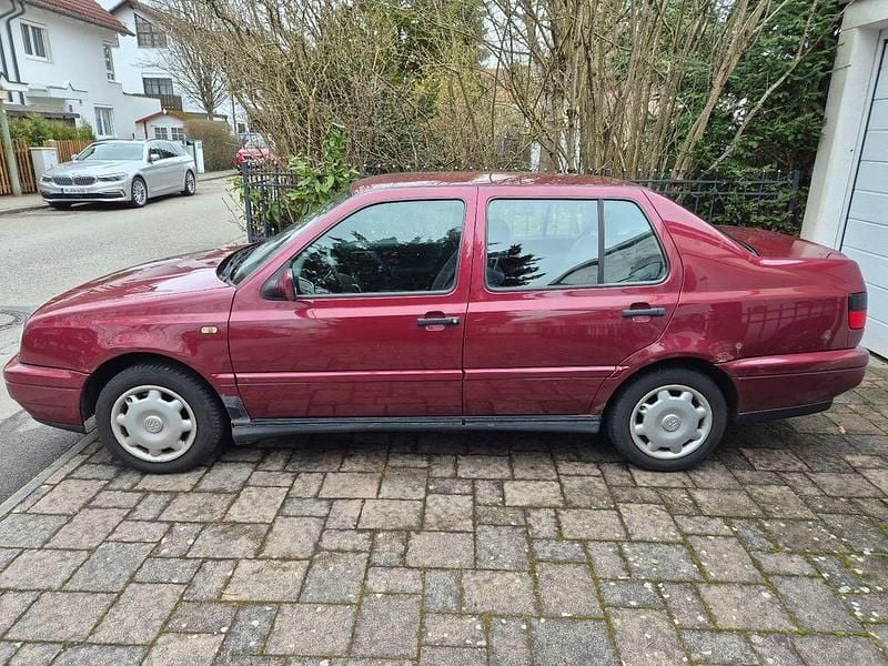Gebraucht VW Vento 90 PS (66 kW) 1996 Rot Limousine