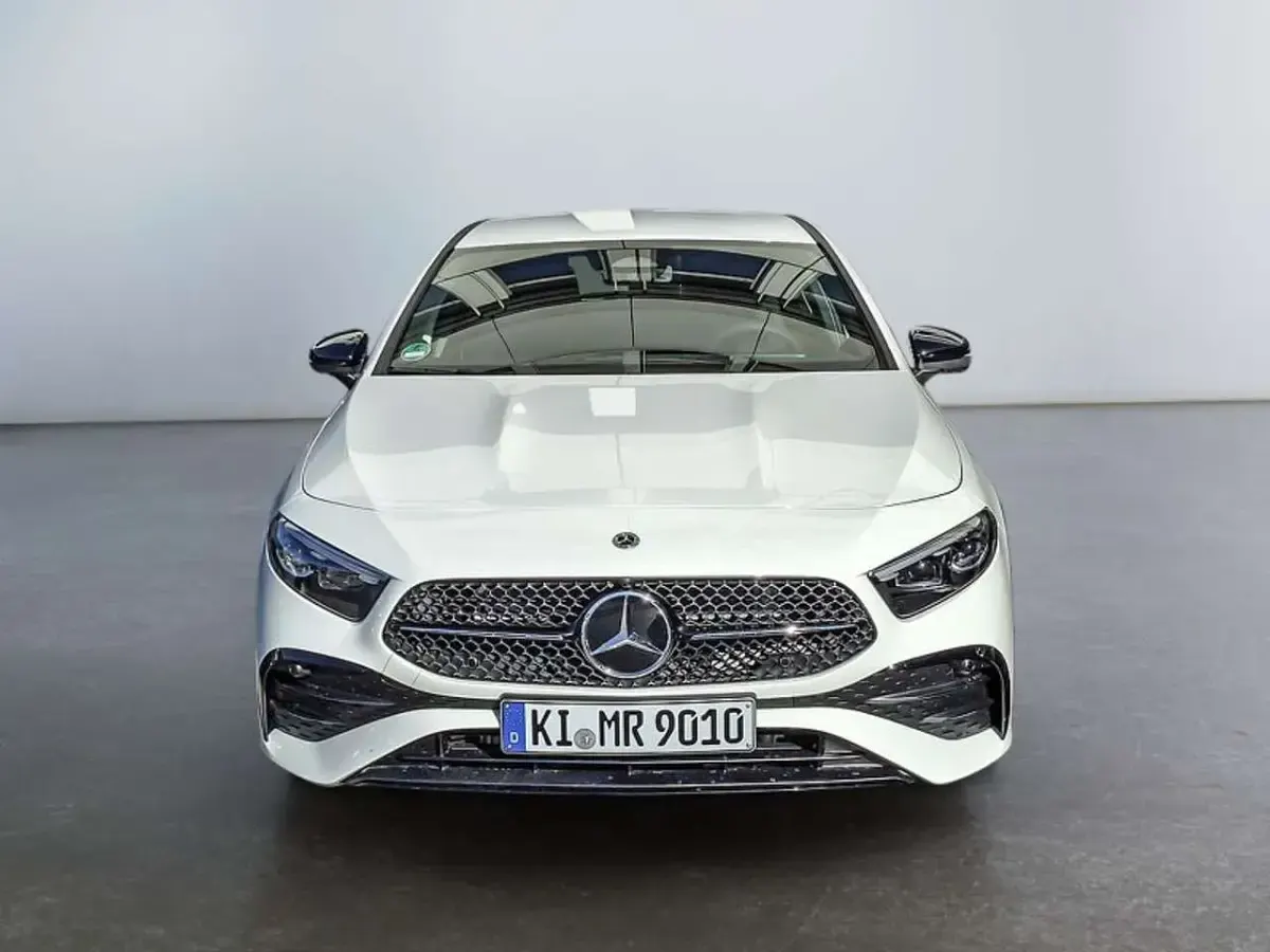Gebraucht Mercedes A200 AMG 150 PS (110 kW) 2025 Metalliclack kosmosschwarz Kombi