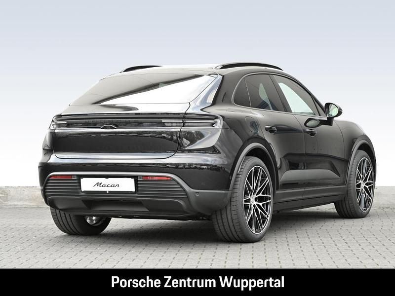 Gebraucht Porsche Macan 264 kW (360 PS) 2025 Tiefschwarzmetallic SUV