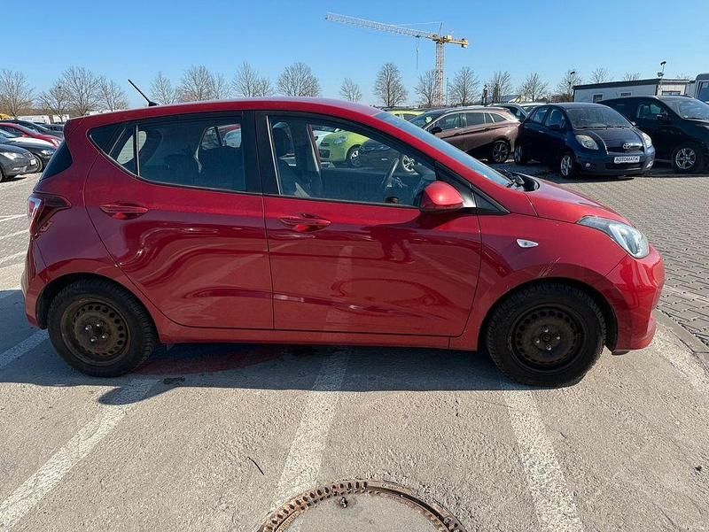 Gebraucht Hyundai i10 Classic 69 PS (50 kW) 2018 Rot Kleinwagen