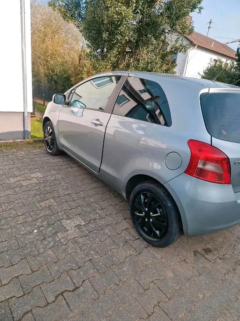 Gebraucht Toyota Yaris 70 PS (51 kW) 2007 Grau Kleinwagen