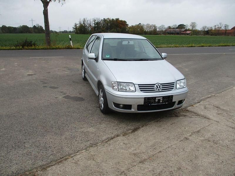 Silber Gebraucht 2000 VW Polo Limousine | 1.950 € (Etwas zu teuer) - Bild 1/4