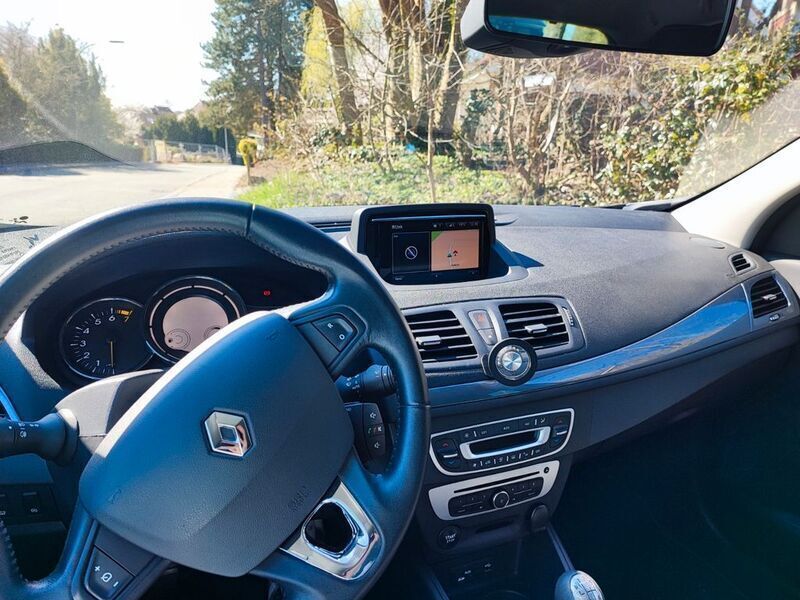 Grau Gebraucht 2015 Renault Mégane III Limousine | 6.650 € (Fairer Preis) - Bild 1/4