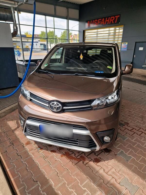 Braun Gebraucht 2016 Toyota Proace Van | 25.000 € - Bild 1/4