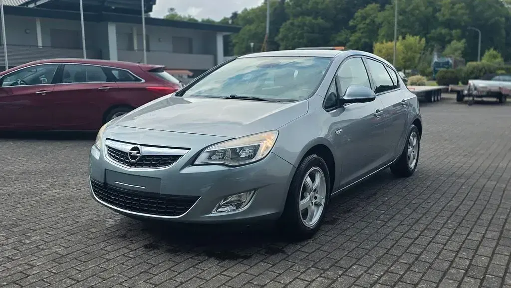 Używany Opel Astra Edition 116 KM (85 kW) 2011 Szary Sedan/Limuzyna
